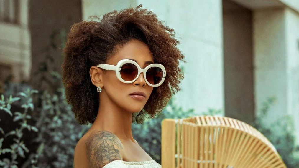 Portrait mode éditorial Zanatane : lunettes blanches et texture de cheveux naturels